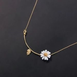 GOLD CHAIN WITH DAISY